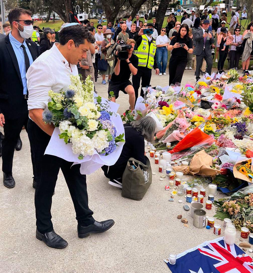 Chikli brings flowers to Sydney massacre site