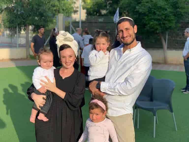Lior and Ariella Almakais and their children background