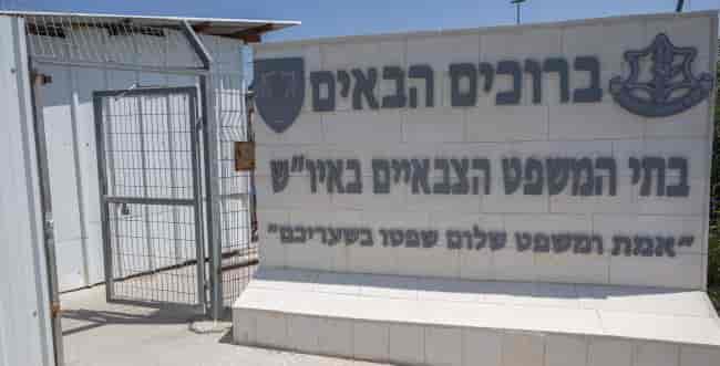 Photo: Yonatan Sindel, Flash 90 background