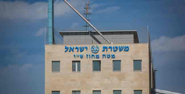 Photo: Yonatan Sindel/Flash90 background