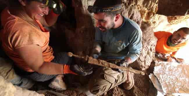 Photo: Emil Aladjem, Antiquities Authority background