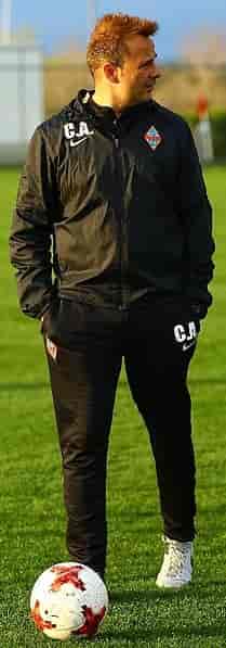 Carlos Alos, will stand on the lines background