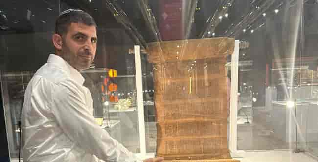 Shlomo Karhi with the Torah book background