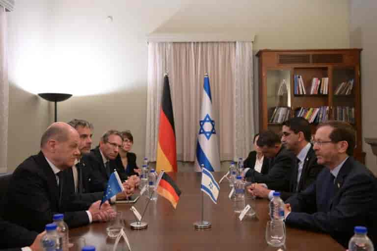 Photo: Amos Ben Gershom, Government Press Office background