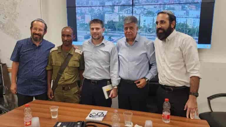 Smotrich with the heads of the Torah community settlement group 'Afikei Orot' background