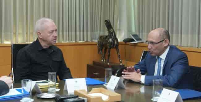 Defense Minister Gallant and Bank of Israel Governor Yaron. background