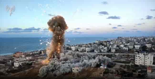 Battles in the Zaytun neighborhood of Gaza. background