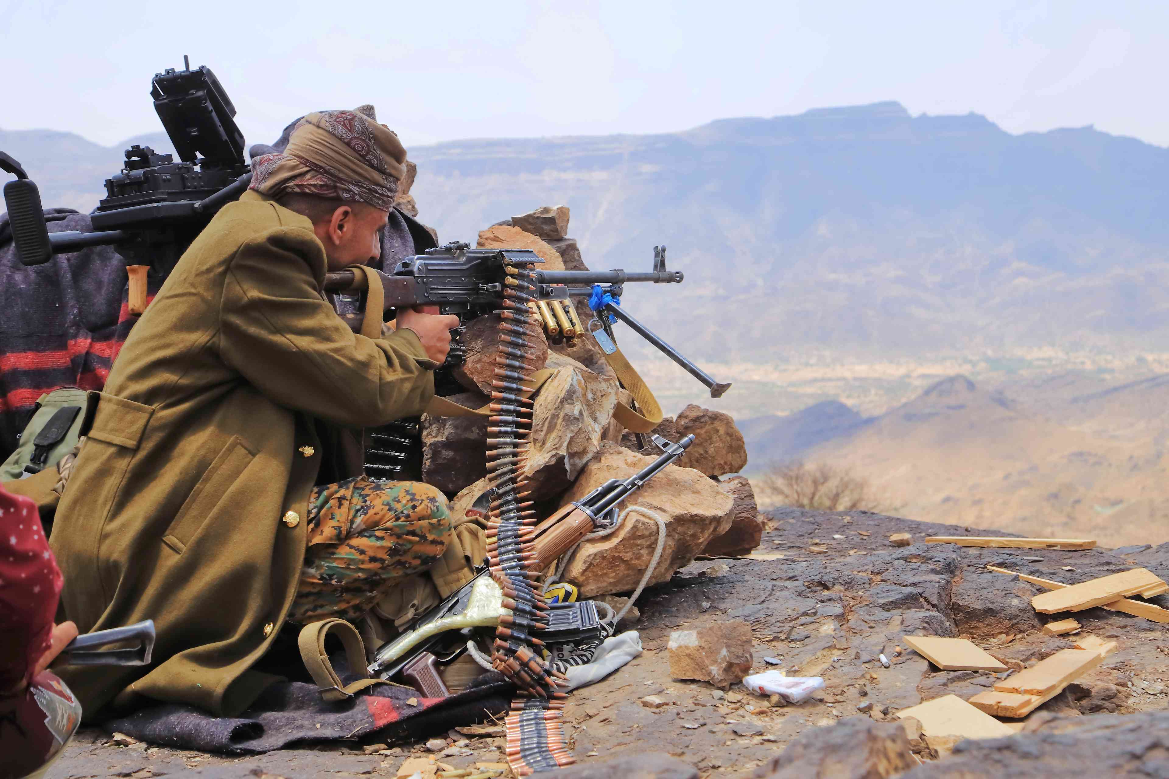 Archive. Soldier fighting against the Houthis background