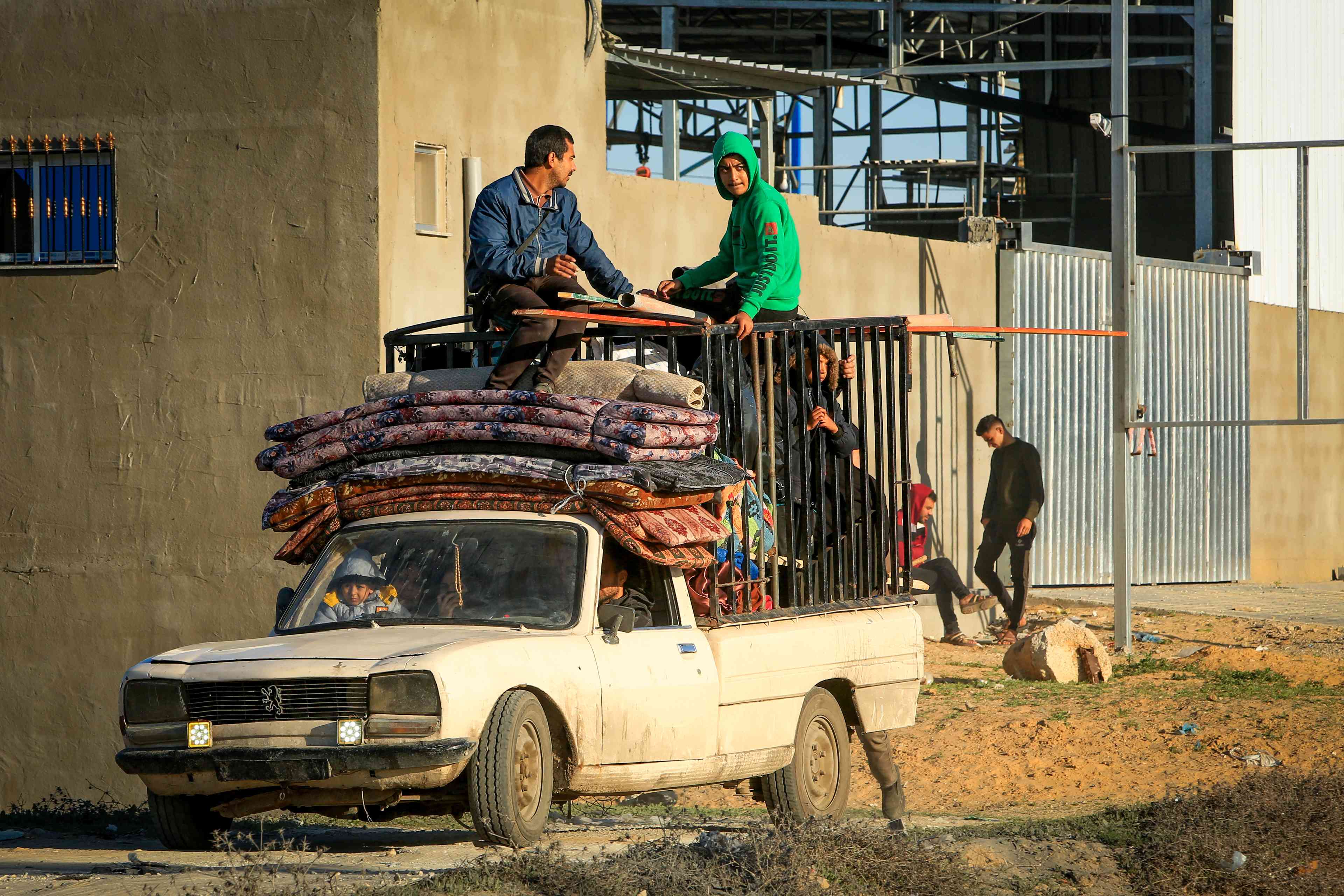 57% in the Gaza Strip support the October 7 attack, despite the displacement caused by the war. background