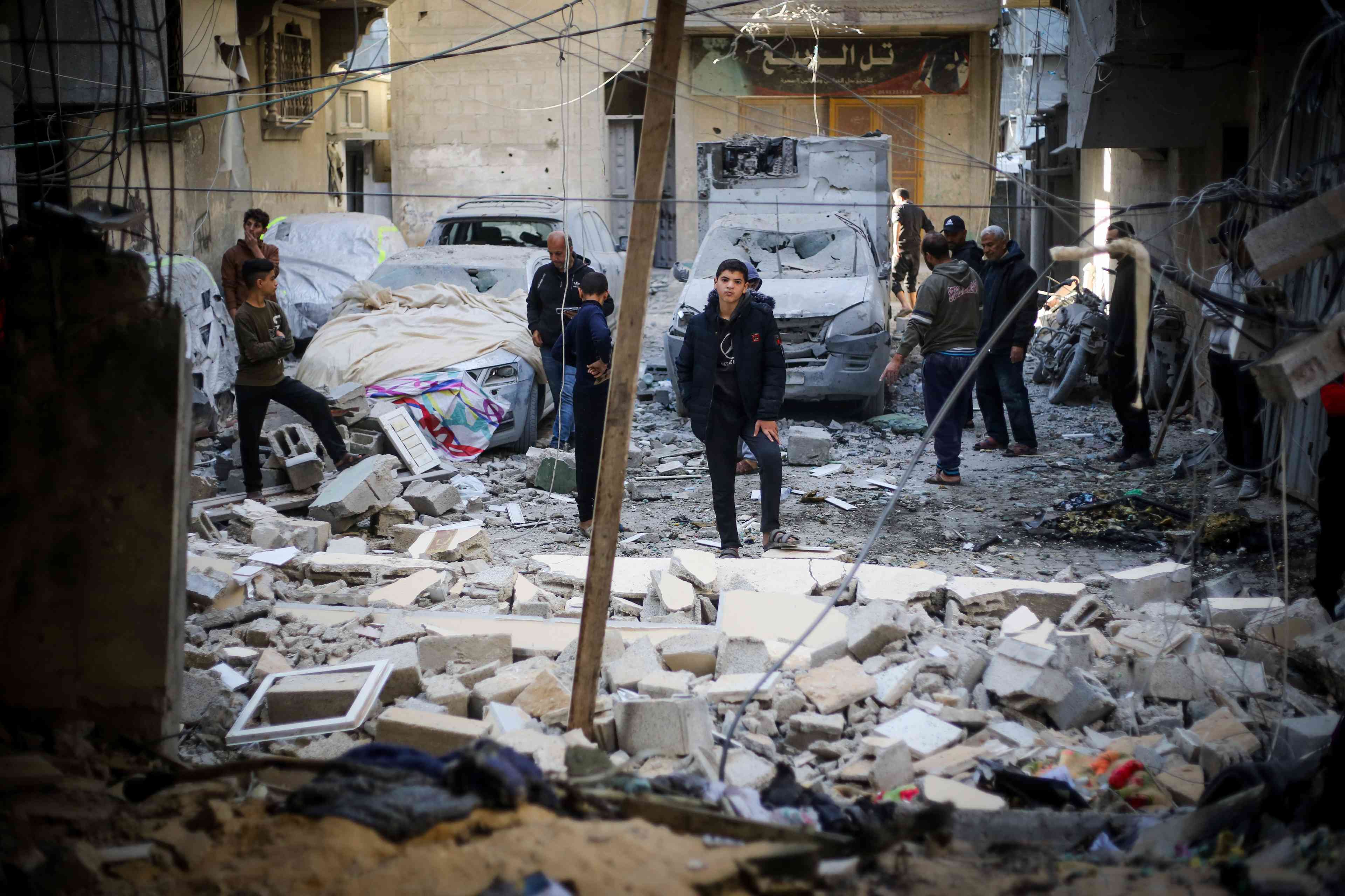 Palestinians at Khan Yunis, southern Gaza Strip, December 24, 2023. background