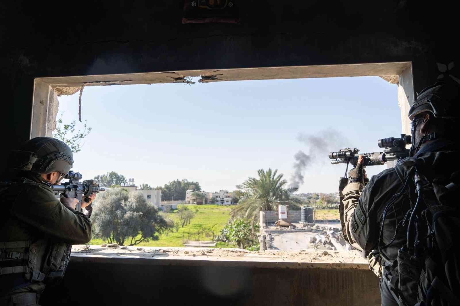 IDF soldiers in Khan Yunis, Gaza. background