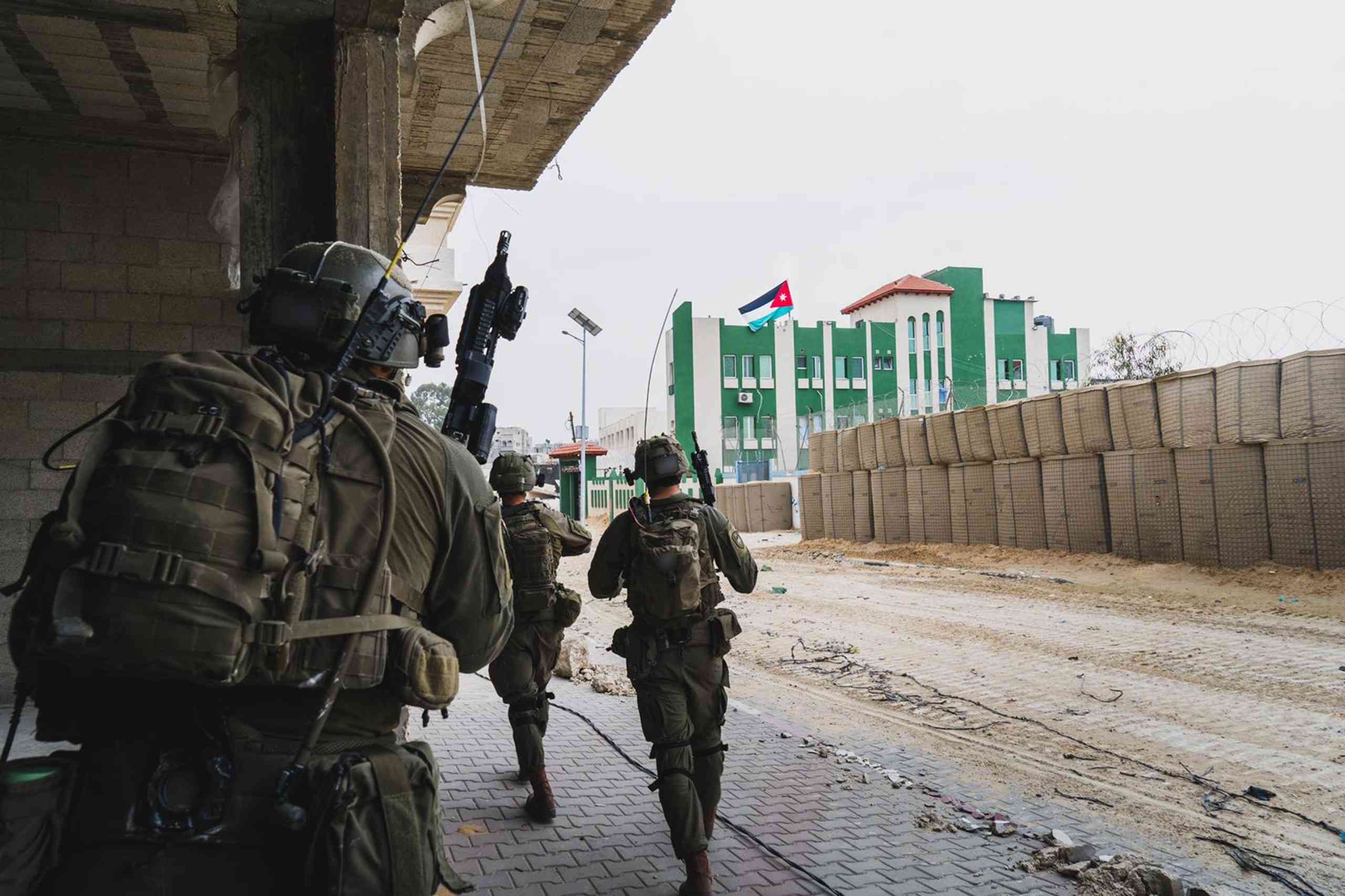 Maglan units sweeping Khan Yunis for terrorists and weapons. background