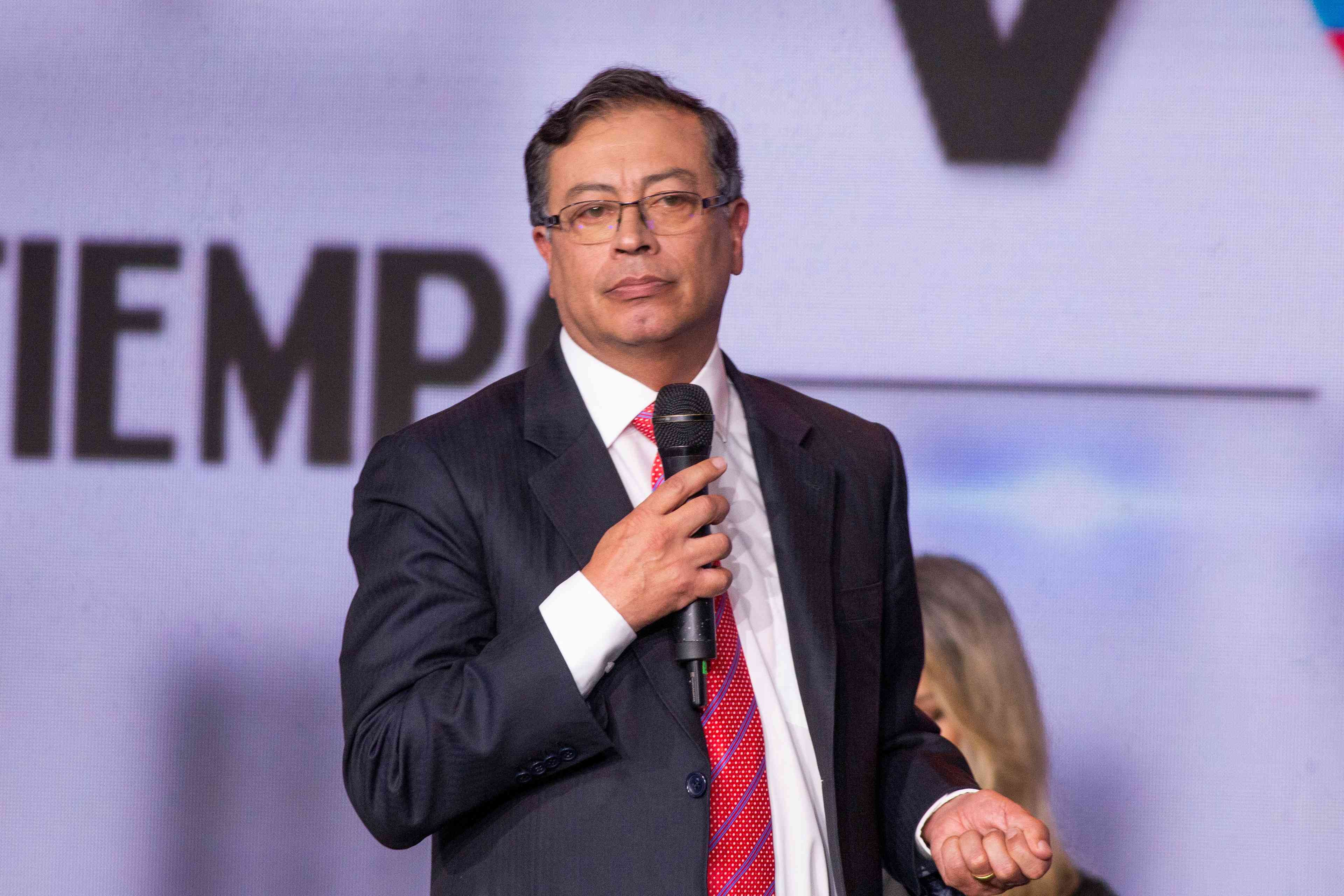 Gustavo Petro. background