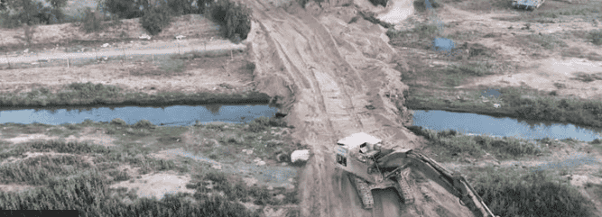 The IDF's new crossing point across Wadi Gaza. background