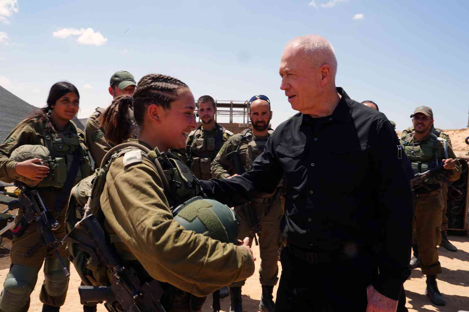 Gallant talks to the troops. background