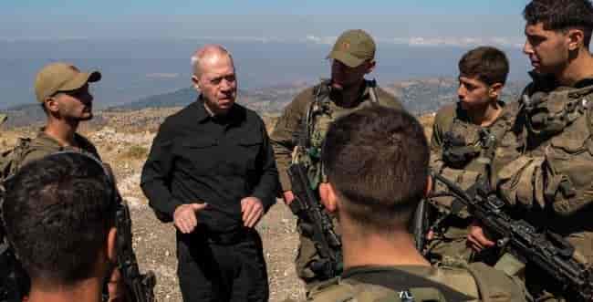 Gallant talks to the troops. background