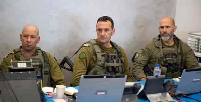 Chief of Staff Halevi and other IDF officials debrief in Khan Yunis background