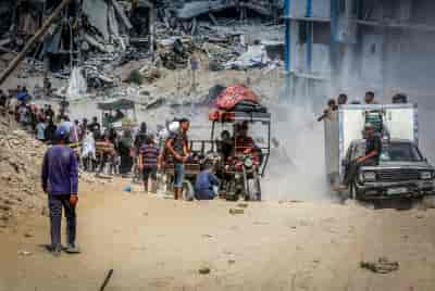 Yahya Sinwar and the head of the Egyptian intelligence, Major General Abbas Kamel, Gaza City background