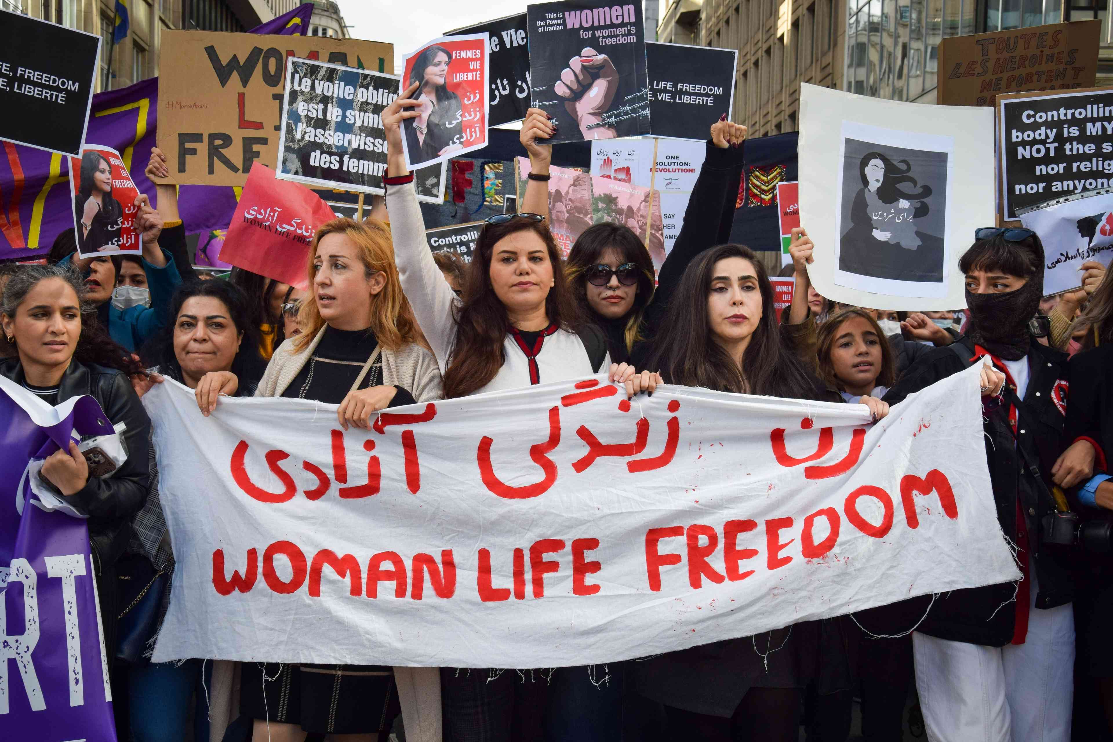 Iranians protesting the hijab laws background