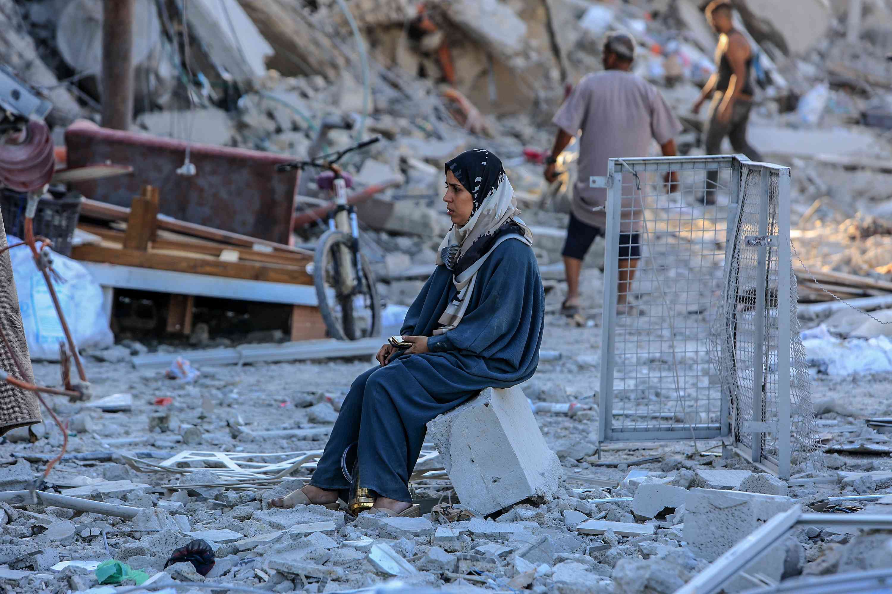 Palestinians return to their destroyed homes, August 2024 background