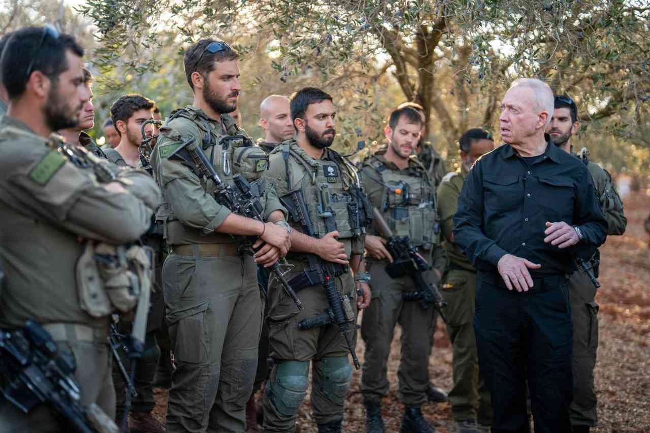 Gallant talks to the troops. background