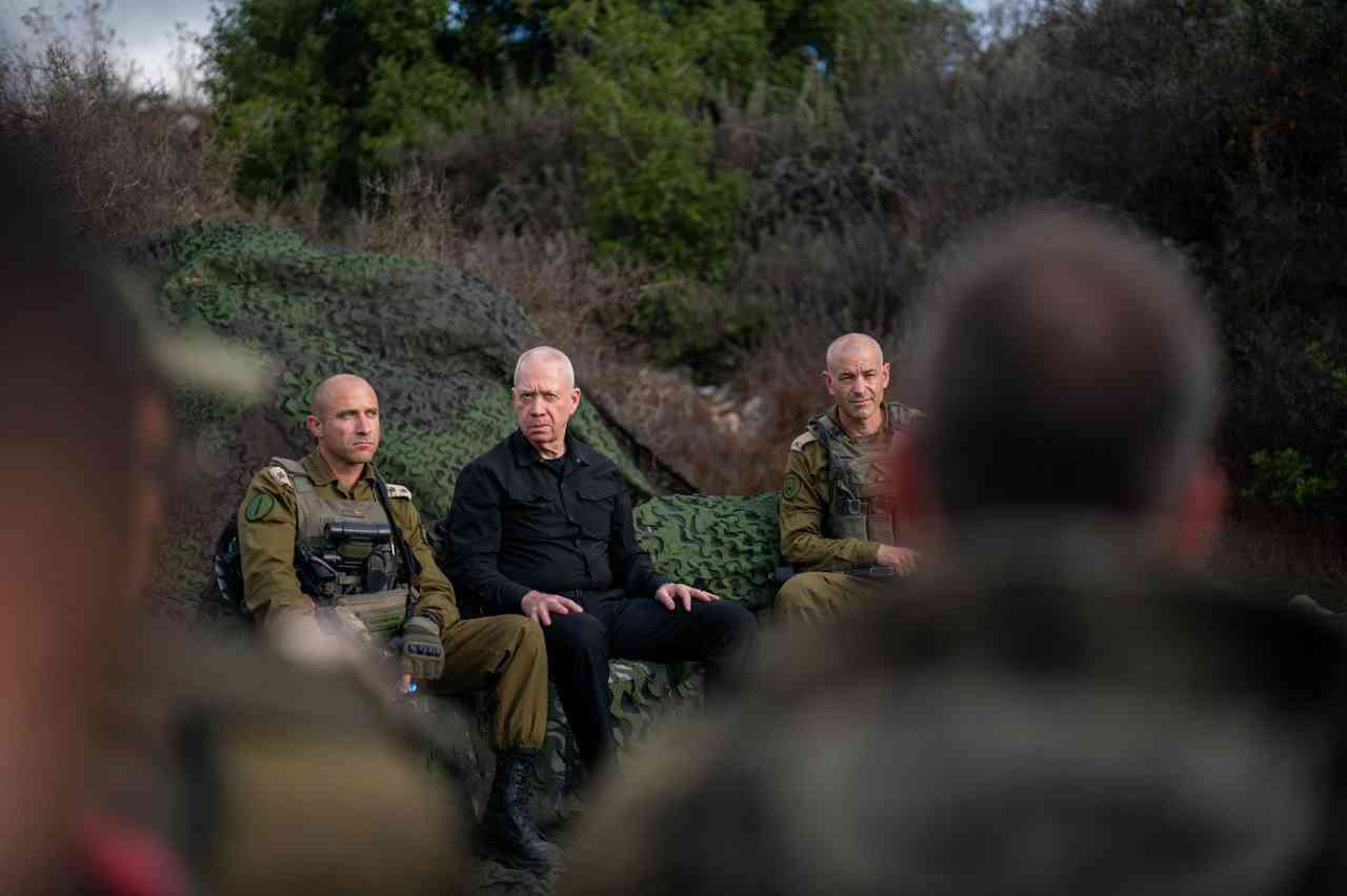 Gallant talks to the troops. background