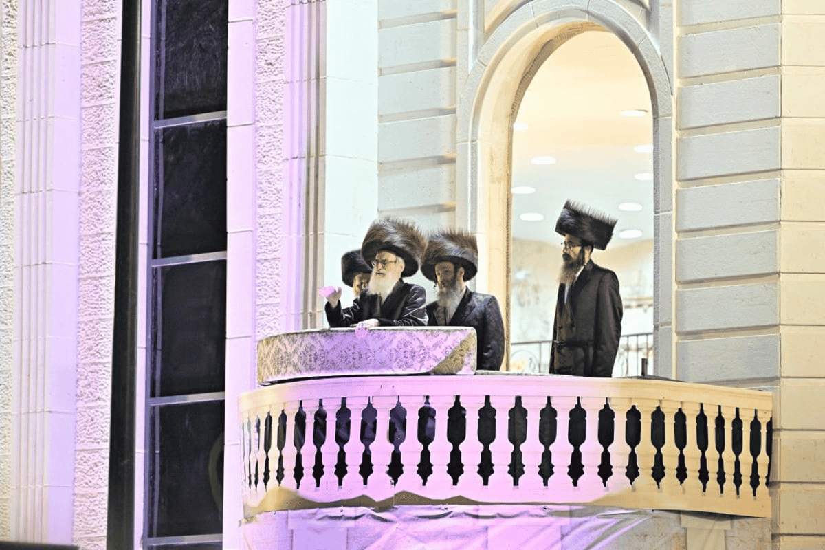 The new Vizhnitz beit midrash in Elad background