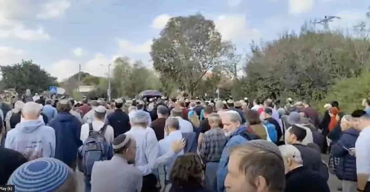 Thousands of mourners pay their respect to Zeev Erlich background