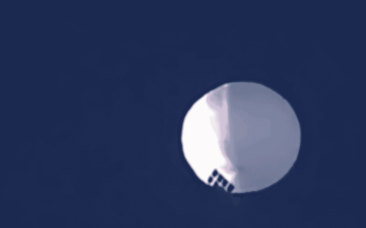 Chinese spy balloon over the USA background