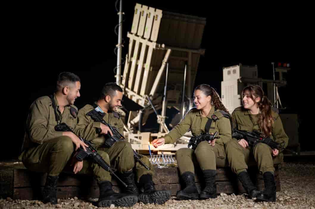 Soldiers of the IDF's anti-air (and anti-missile) force. background