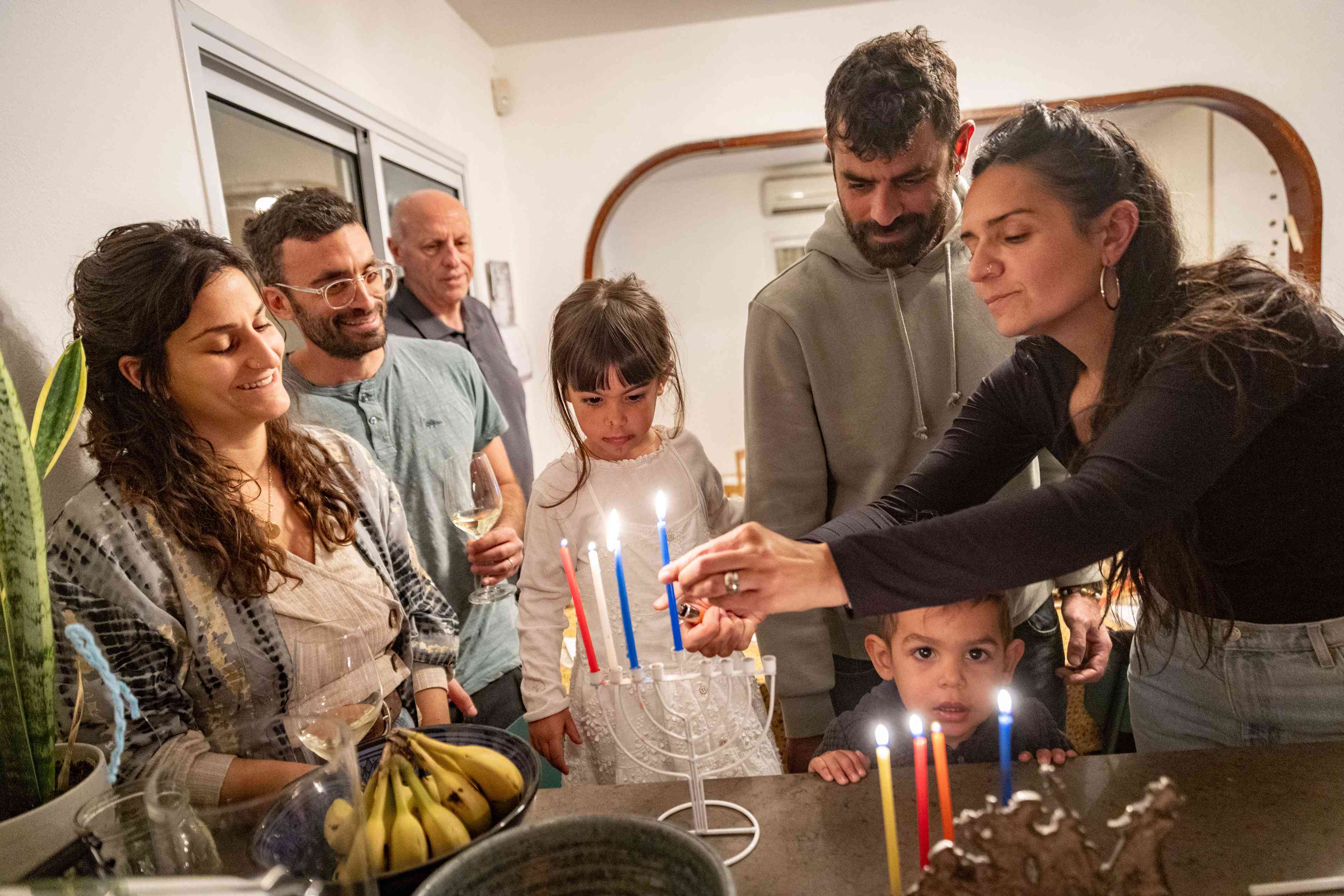 Jews light the Hanukkah candles during the Jewish holiday of Hanukkah, in the southern Israeli city of Be'er Sheva, on December 27, 2024 background