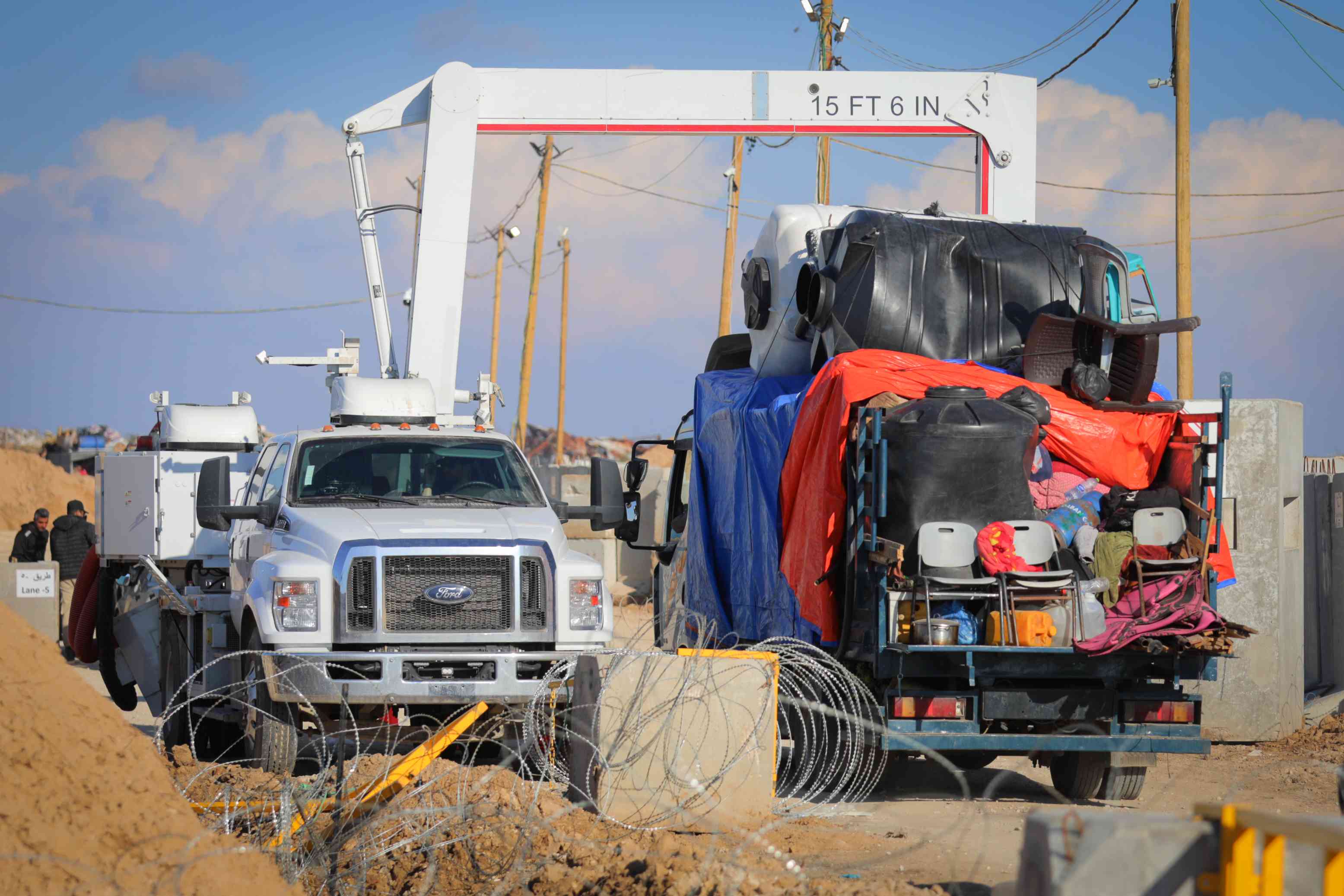 Gazans returning to northern Gaza after being displaced. background