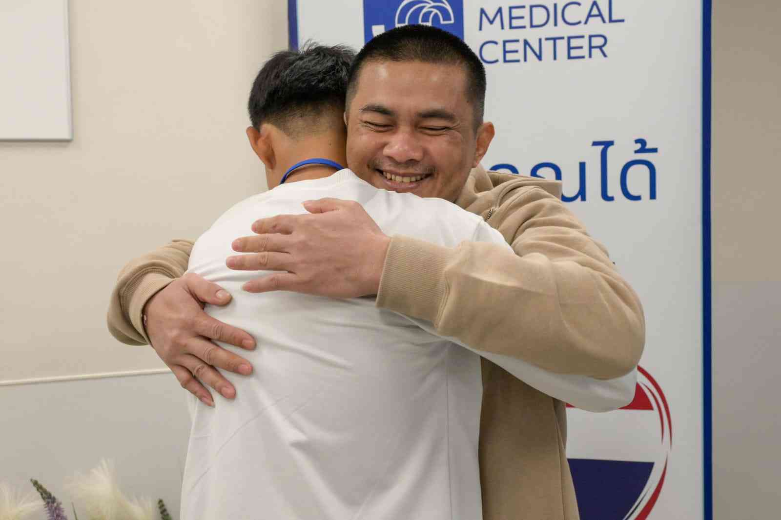 Thai hostages reunite with their loved ones background