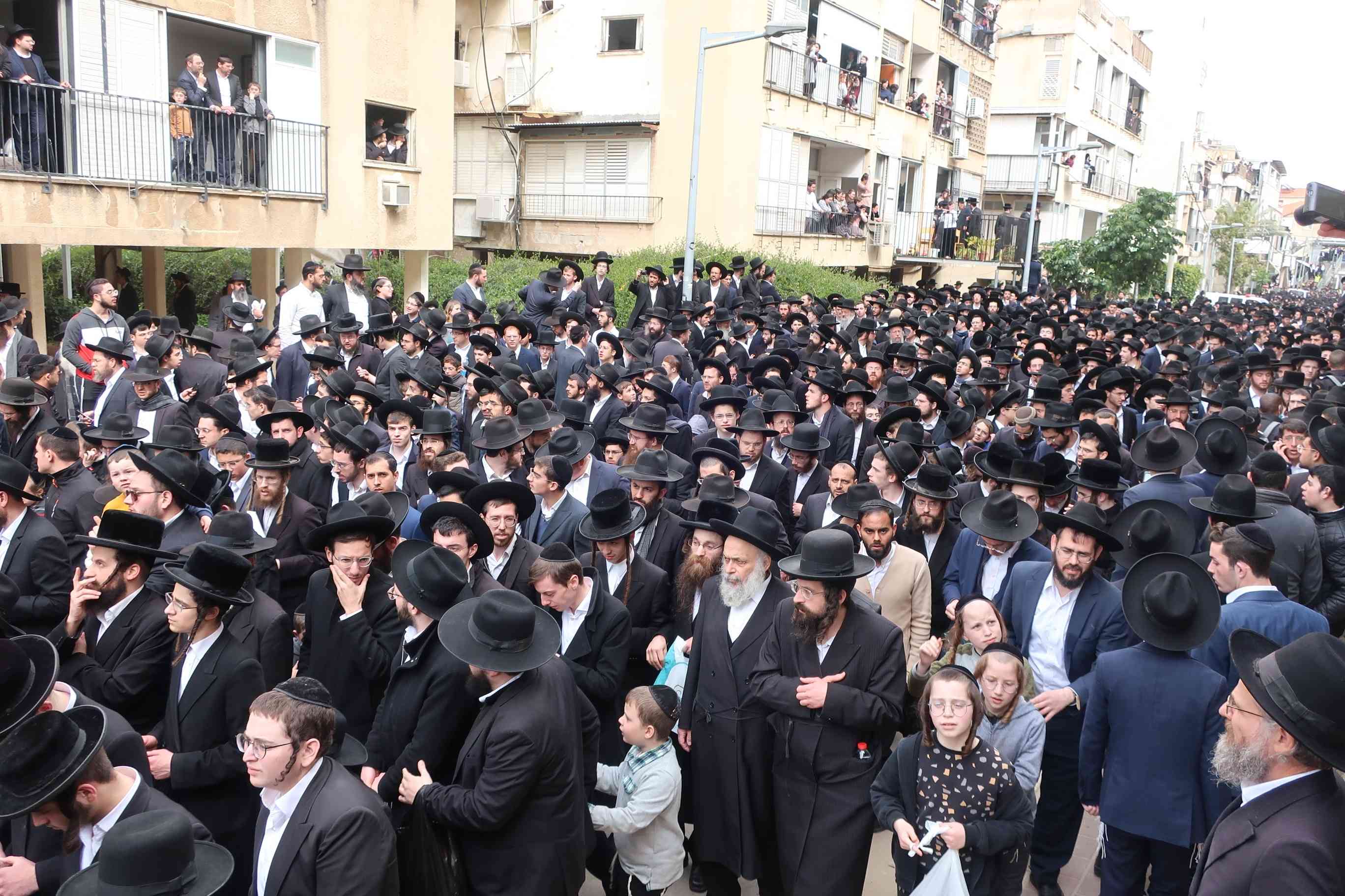 Ultra-Orthodox at the funeral of Rabbi Chaim Kanievsky ztzl background