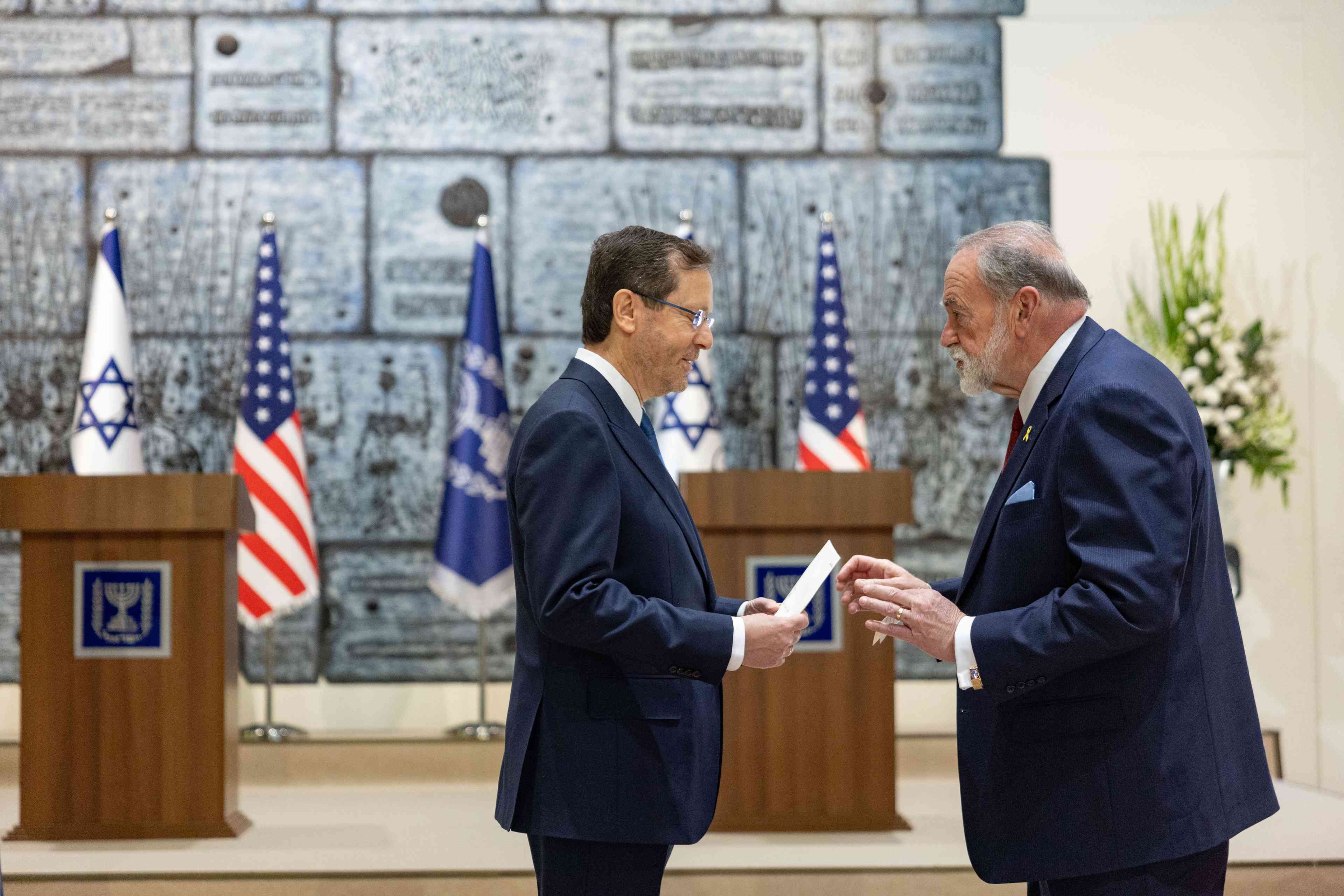 Huckabee and Herzog. background