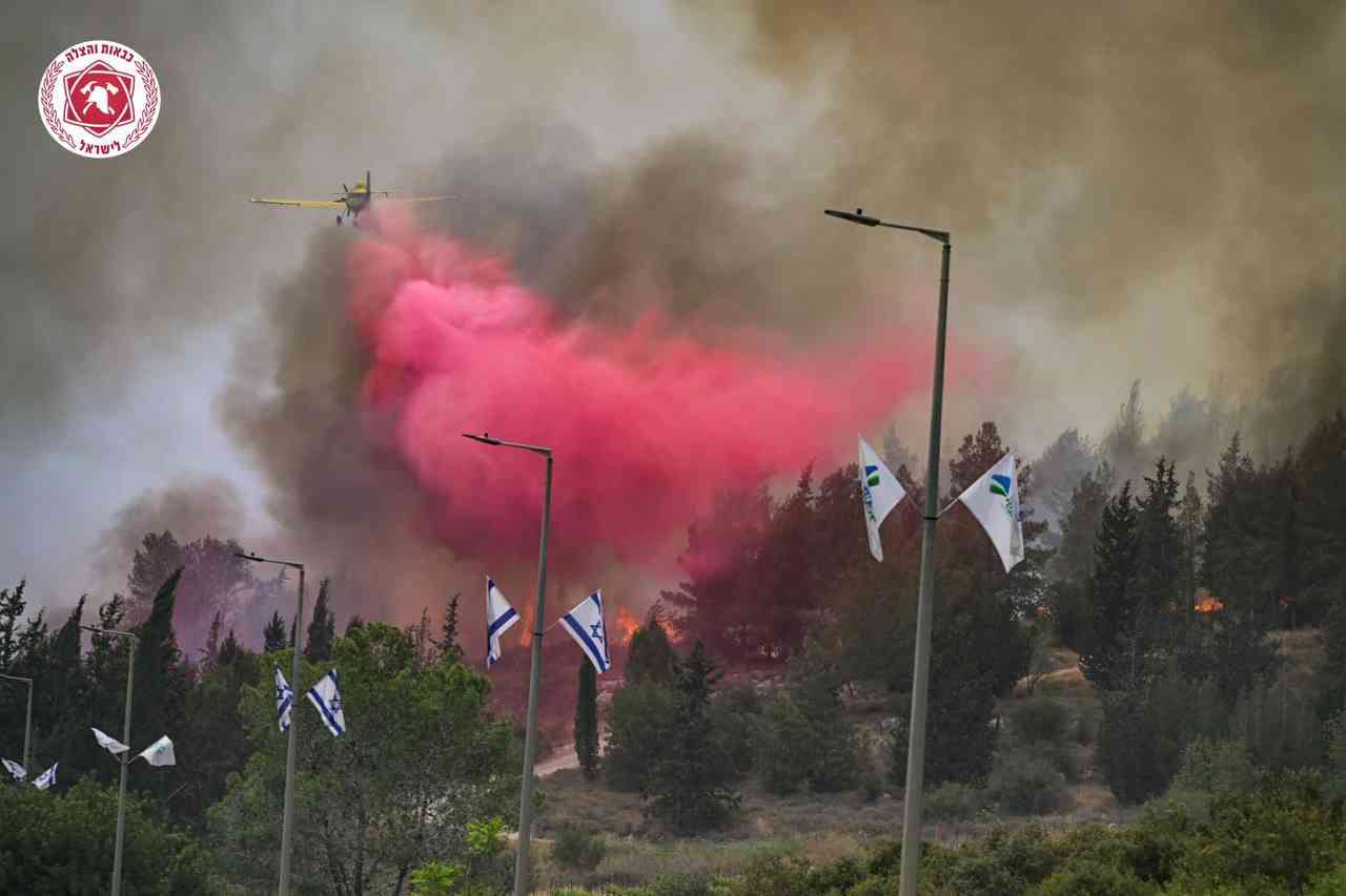 Fighting the Jerusalem Hills wildfires, April 30th, 2025 background
