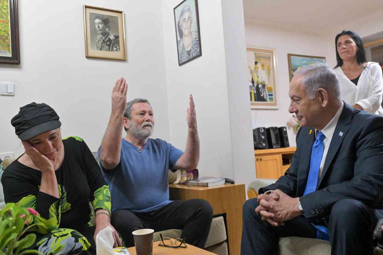 Benjamin Netanyahu with the Feldmans background