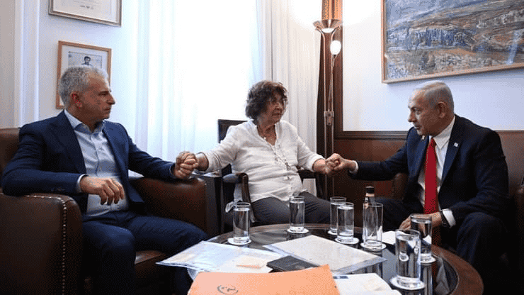 Nadia Cohen with Benjamin Netanyahu and Mossad head Barnea background