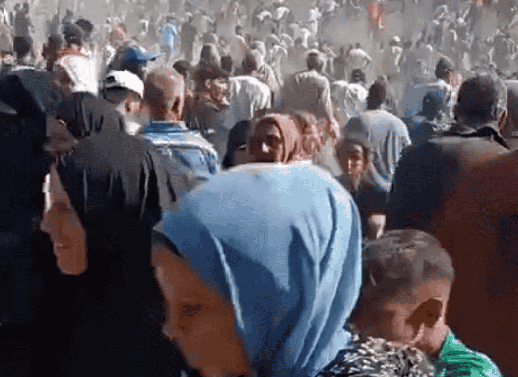 Gazans mobbing the aid station. background
