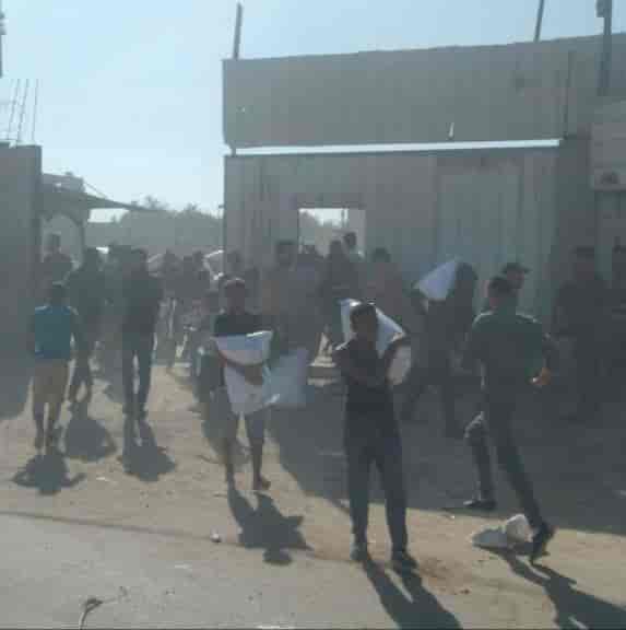 Gazans mobbing warehouse. background