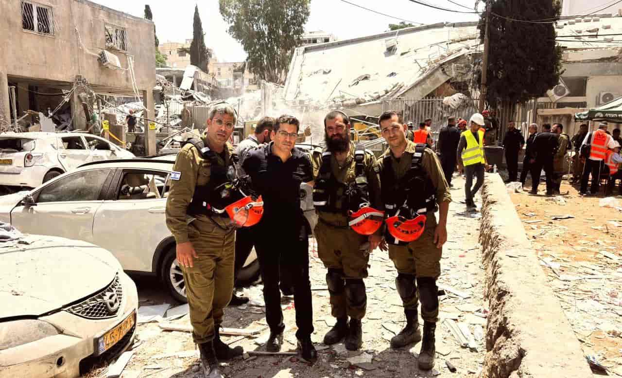 Shikli at Bnei Brak missile hit site, June 16, 2025 background