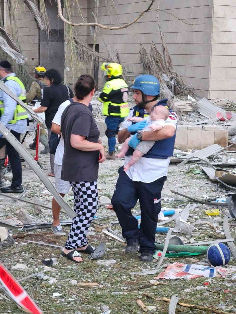 Scene of Iranian missile hit in Israel, 15 June 2025 background