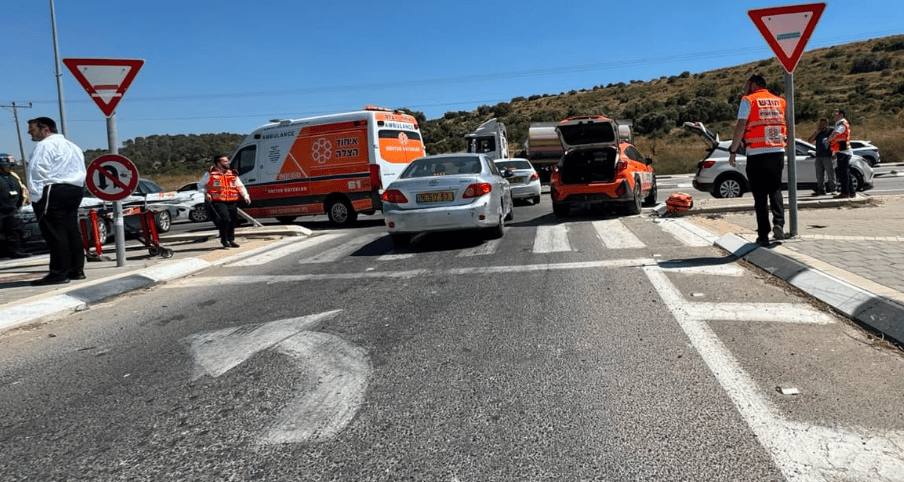 Severe car accident near Emek Ha'elah. Hatzala paramedics en route.
