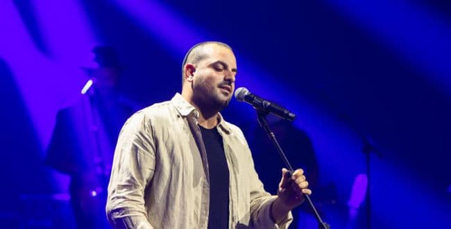 The singer with an emotional message: "Thank God, blessed be He"