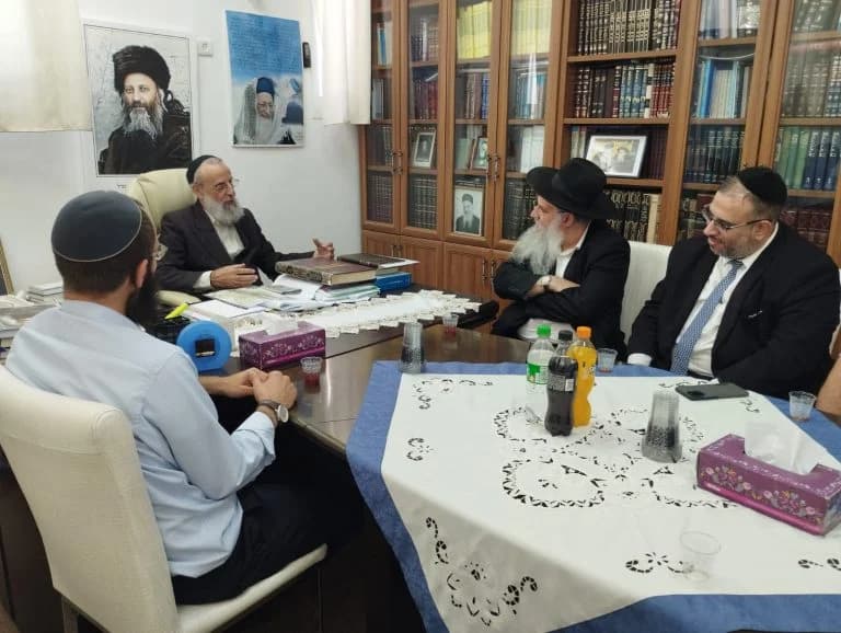 Rabbi David Chai HaCohen and Rabbi Moshe Gabbai with the candidates Rabbi David Chai HaCohen and Rabbi Moshe Gabbai with the candidates