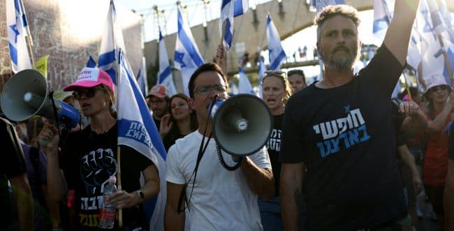 Moshe Redman in the center of the photo