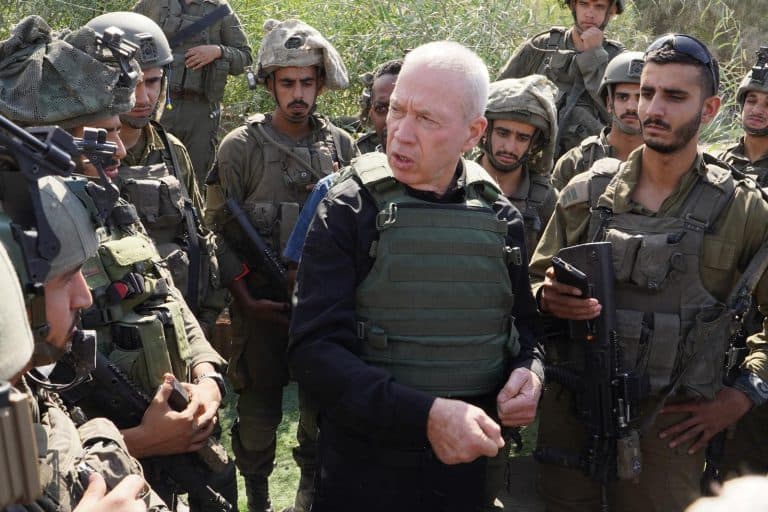 Gallant talks to the troops. Gallant talks to the troops.