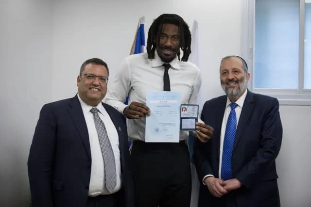 Amar'e Stoudemire receives Israeli citizenship Amar'e Stoudemire receives Israeli citizenship