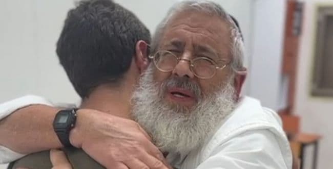 Moving: Father Meets His Paratrooper Son and Bursts into Tears