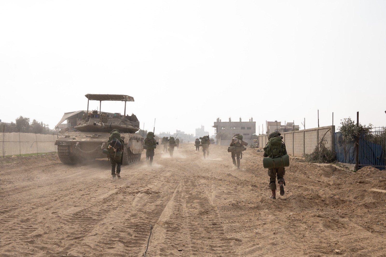 IDF tank and soldiers, Khan Yunis, Gaza. IDF tank and soldiers, Khan Yunis, Gaza.
